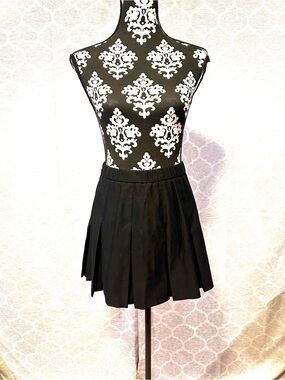 Marcia Black Pleated VTG Tennis Mini skirt size 8 VTG; size 2 modern